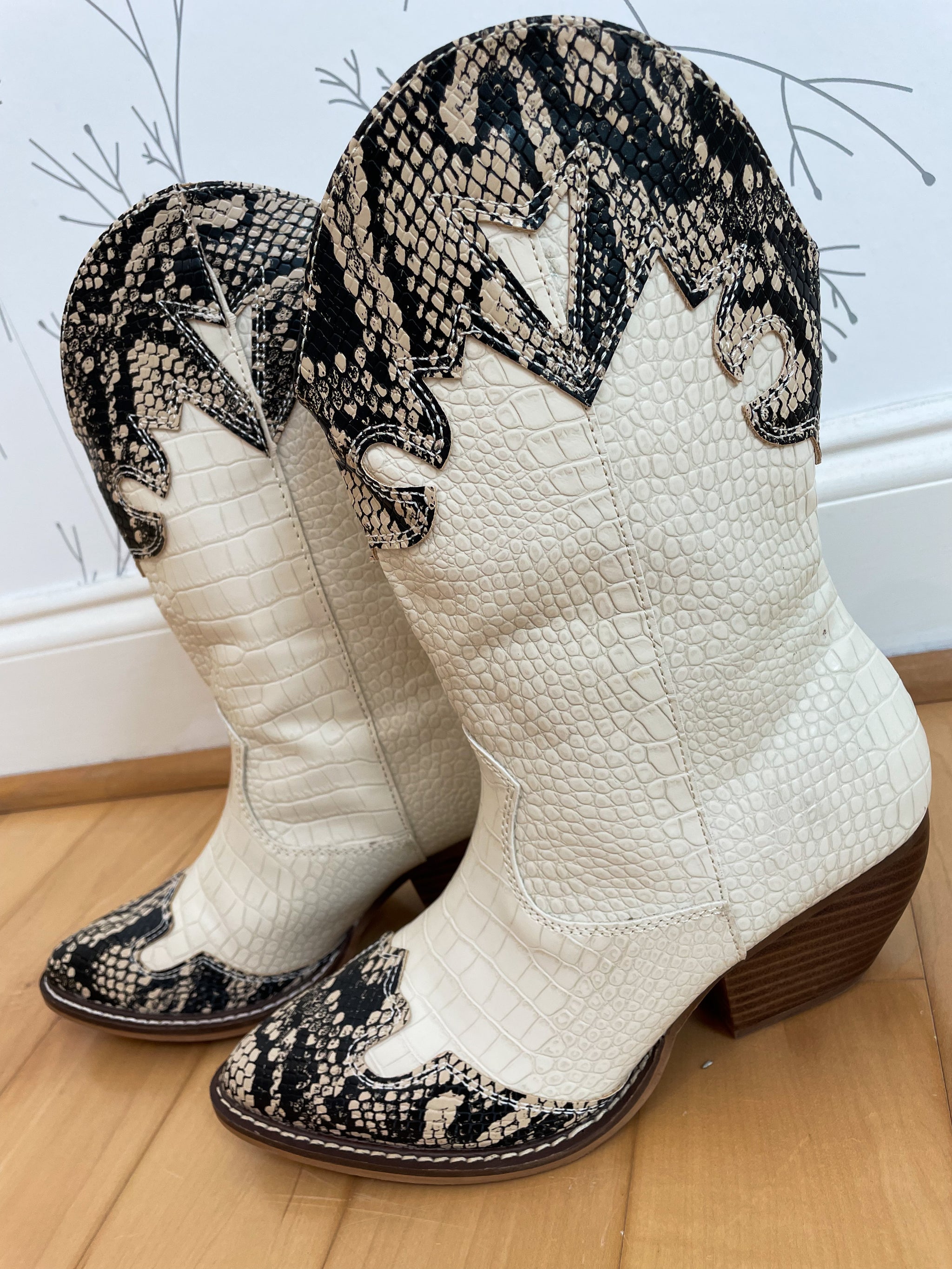 Snake Detail Western Style Cowboy Boots