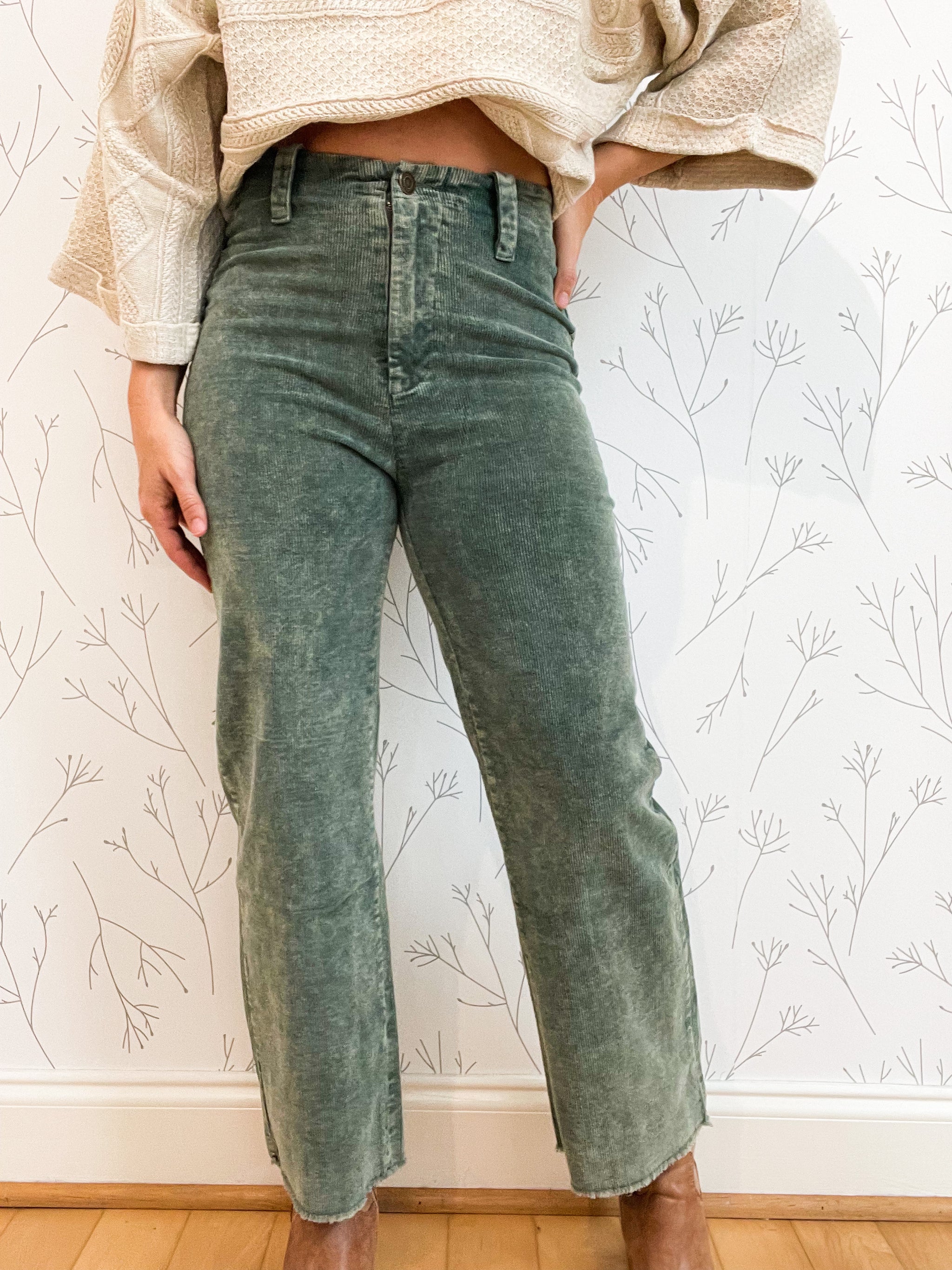 High waisted green corduroy pants | Outfits With Green Pants | cargo pants,  Casual wear, Green Pant Outfits