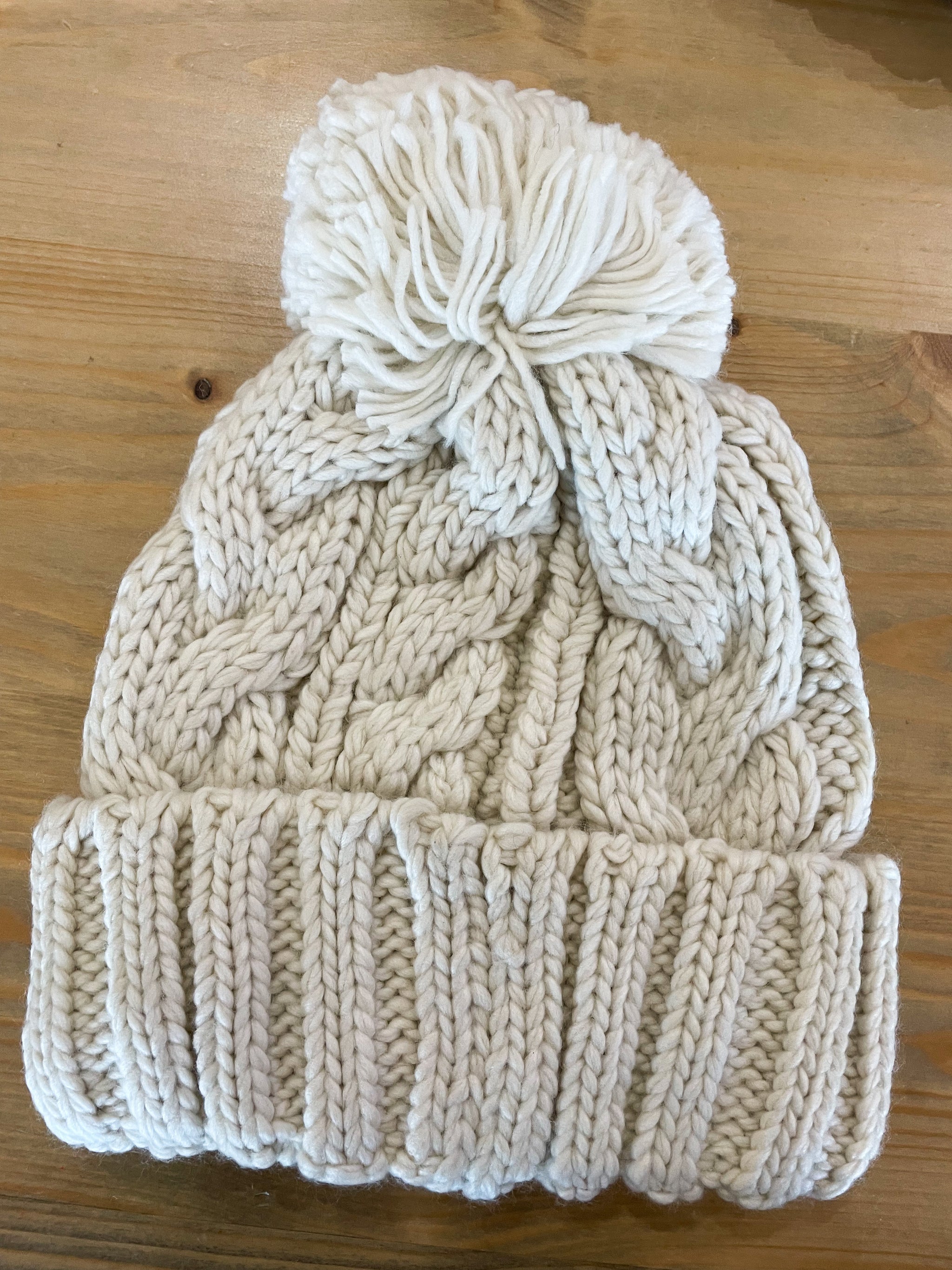 Basic knitted Beanie with pompom