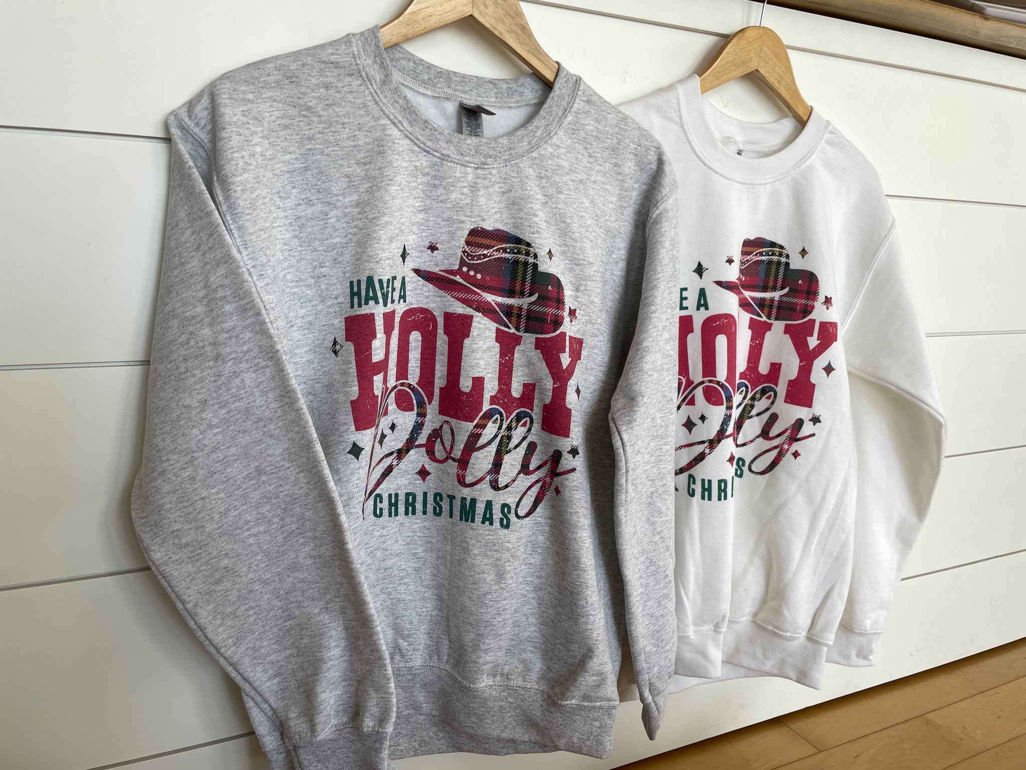 "Holly Dolly Christmas" Graphic Pullover (Including Plus)
